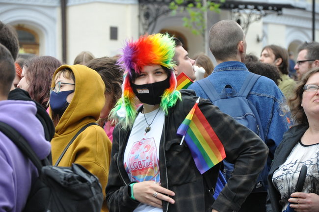 Руху ЛГБТ-маршу намагалася перешкодити жінка, яка лягла на асфальт і кричала про перетворення хлопчиків на геїв 29
