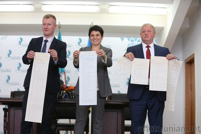 Центризбирком показал образцы бюллетеней для выборов в Раду. Отпечатано уже 84% 02 Центризбирком показал образцы бюллетеней для выборов в Раду. Отпечатано уже 84% 02