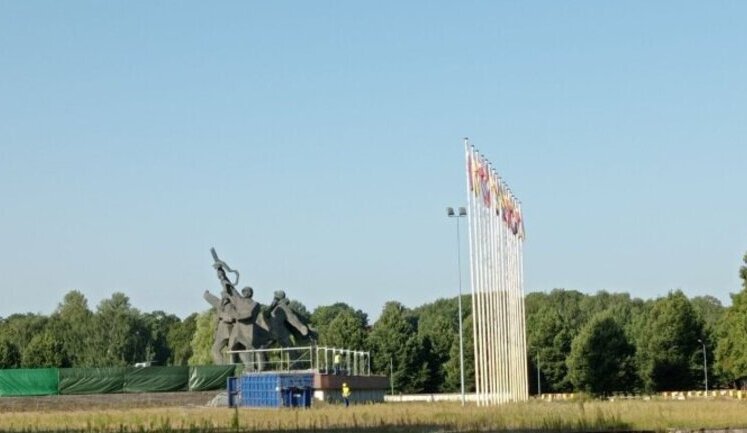 В Риге начали демонтировать памятник советским воинам. ВИДЕО+ФОТО