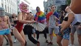Біля Офісу Зеленського у Києві відбувається акція ЛГБТ "РейвахПрайд". ВІДЕО+ФОТОрепортаж