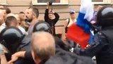 "Дивіться, що роблять за прапор Російської Федерації", - на мітингу в Санкт-Петербурзі одного з учасників вдалося захистити від ОМОНу. ВIДЕО