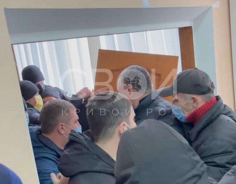 Слуги народу Фастовець та Векленко з групою тітушок намагались зірвати сесію Криворізької райради, - ЗМІ 03