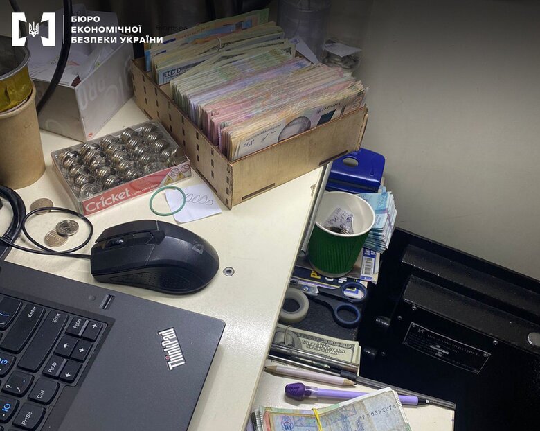 У Києві знайшли обмінники, які продавали фальшиві долари, – БЕБ 02