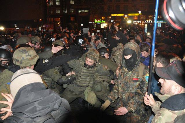 Добровольчий Рух ОУН на честь Дня українського добровольця закидав офіс компанії Ахметова і відділення Альфа-банку камінням (оновлено) 18