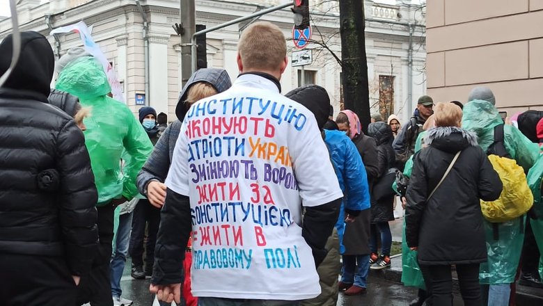 Opponents of vaccination blocking streets in downtown Kyiv 35