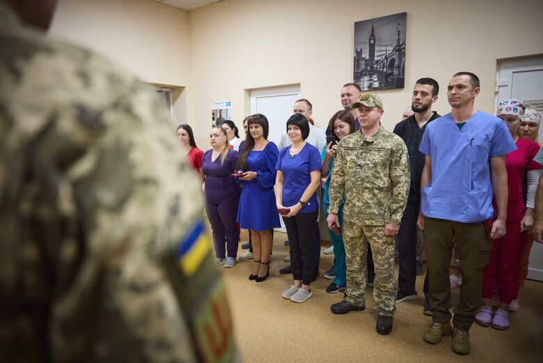 Zelenskyy awarded wounded soldiers and medics in hospital in Mykolaiv region 06