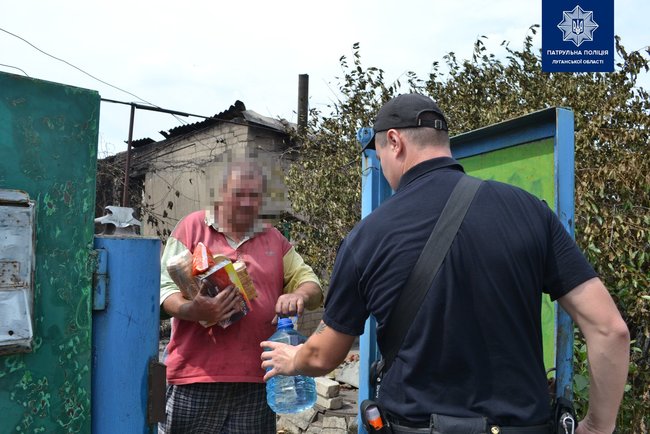 Патрульні і рятувальники доставляють воду і продукти постраждалим від пожежі на Луганщині 03