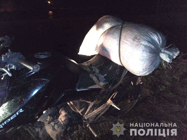 На Рівненщині місцевий житель перевозив на мопеді мішок із 41 кг бурштину, - Нацполіція 02
