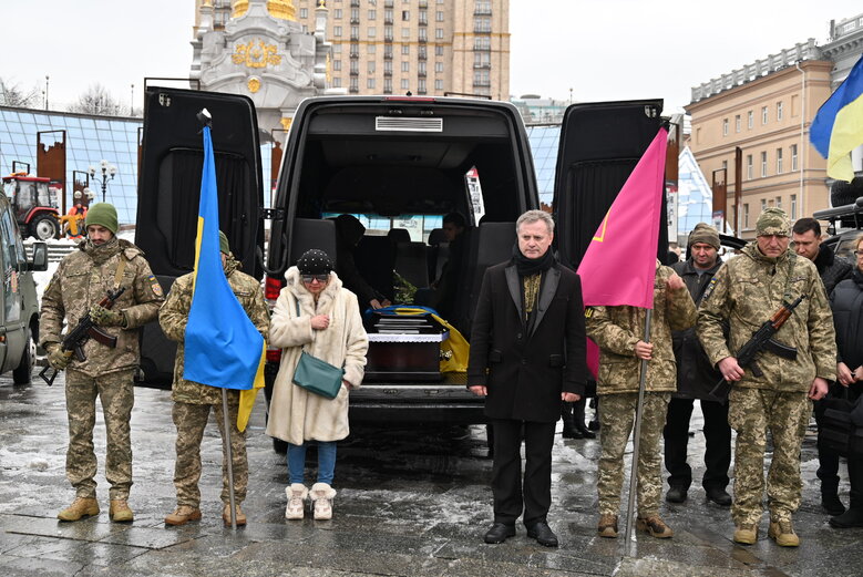С погибшим защитником Украины, ультрас Динамо и политзаключенным времен Януковича Сергеем Павличенко простились в Киеве 14