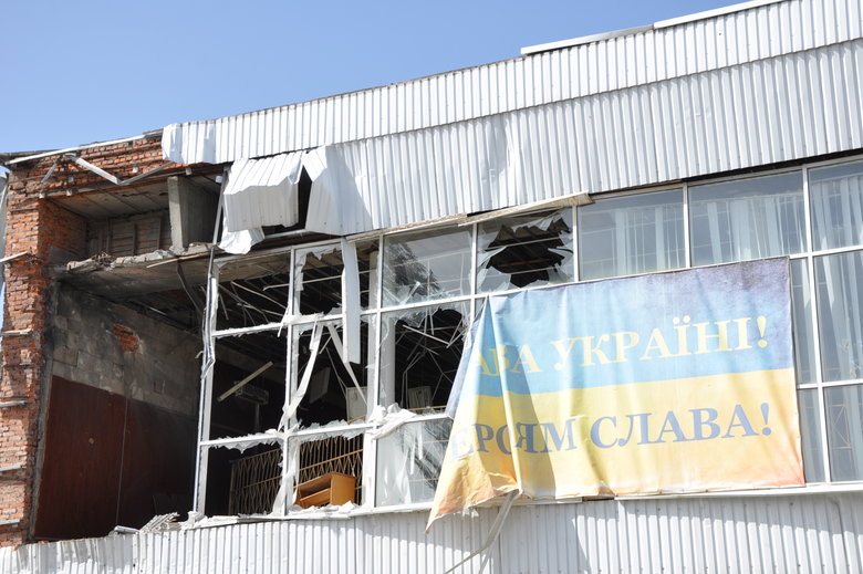 Розбомблені будинки, школа, бібліотека, вирви на дорогах та потрощені автомобілі: наслідки російської окупації в Макарові 38