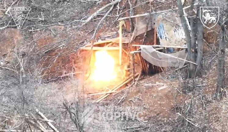 Дрон 60-ї ОМБр уразив окупантів прямо на вході до їхнього укриття. ВIДЕО