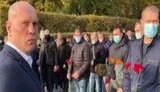 Ківа зібрав кілька десятків молодих чоловіків біля меморіалу Вічного вогню в Києві, виголосив промову і влаштував масове покладання квітів у пам
