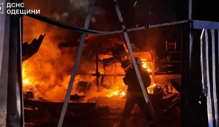 РФ атаковала порты Большой Одессы и торговое судно в украинском морском коридоре