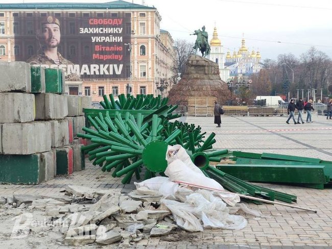 Главную елку страны начали устанавливать в центре Киева 01