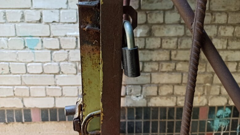 Зачинені двері, кодові замки та записки з телефонними номерами: як потрапити до укриттів у Києві 25