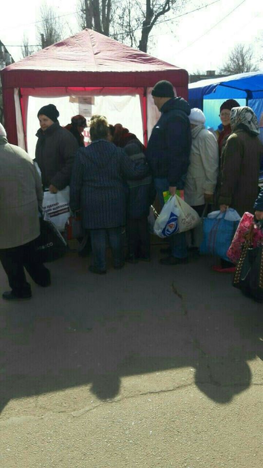 У агітнаметах Порошенка в Дніпропетровській області роздавали продукти 02