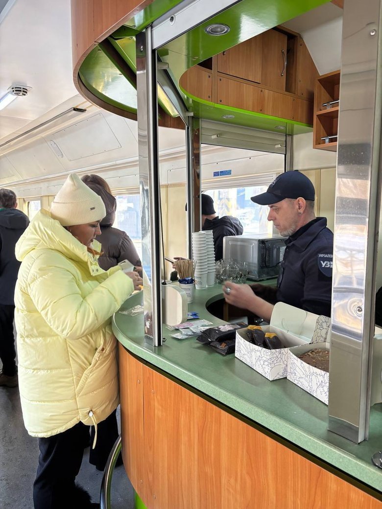 Укрзалізниця розгорнула вагони незламності