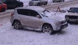 В Одессе огромные ледяные глыбы рухнули прямо на авто. ФОТО