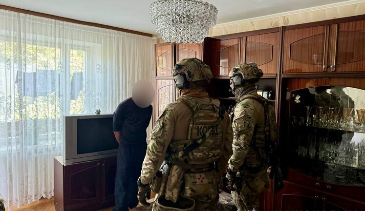 In Lutsk, man took out gun instead of military registration documents and threatened TCR and patrol policemen, he was detained. PHOTOS
