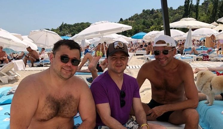 Зеленський поділився фотографією свого відпочинку з Богданом на пляжі в Одесі. ФОТО