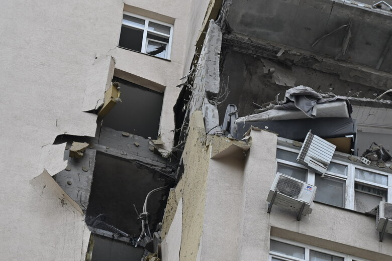 Последствия падения обломков вражеской ракеты на многоэтажку в Соломенском районе Киева 04