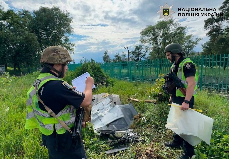 In the Desnianskyi district of Kyiv, bomb disposal experts recovered the warhead from a downed drone "Герань-2"