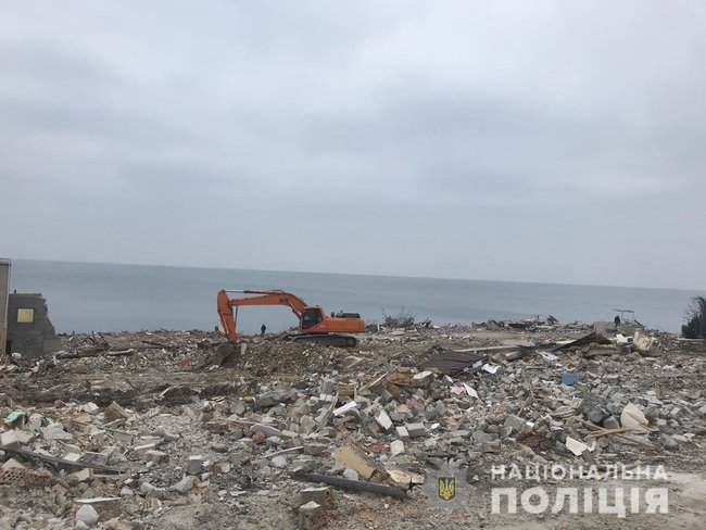 Полицейские-взрывотехники обезвредили два противотанковых гранатомета, найденных на побережье в Одесской области 01