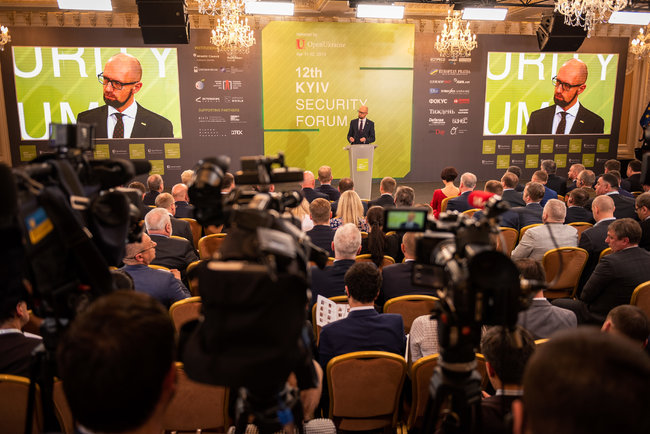 В Україні потрібно розмістити військові підрозділи НАТО, - Яценюк 01