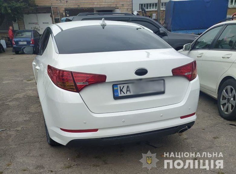 Підкладали наркотики в посилку і вимагали гроші: в Києві затримали банду, що складається з таксистів і псевдополіцейських 08