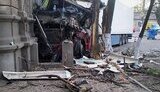 Пьяный водитель на фуре въехал в дом в Одессе. ФОТОрепортаж.