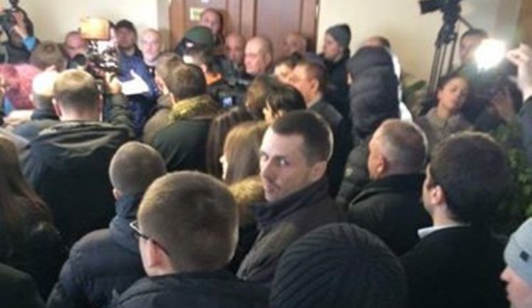 "Вот так мы вводим электронный документооборот", - "титушки" ворвались в мэрию Днепропетровска и заблокировали Филатова и Мерило в кабинете. ФОТОрепортаж