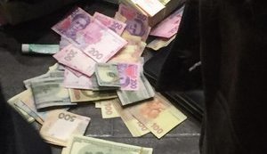 Чиновників "Укргазвидобування" Микитіна та Гордієнка впіймали на хабарі в 9 млн гривень, гроші намагалися викинути у вікно, - Луценко. ФОТОрепортаж
