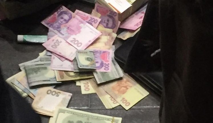 Чиновників "Укргазвидобування" Микитіна та Гордієнка впіймали на хабарі в 9 млн гривень, гроші намагалися викинути у вікно, - Луценко. ФОТОрепортаж