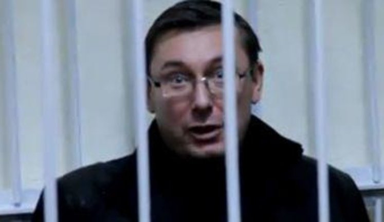 Тимошенко: Чтобы хотя бы еще на один день задержать Луценко за решеткой, суд отложил слушание на завтра