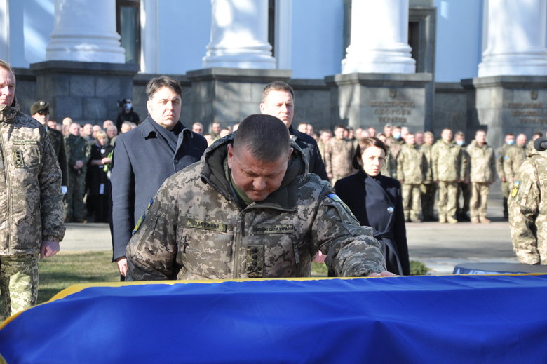 В Києві попрощалися із загиблим внаслідок російського обстрілу розвідником 30-ї ОМБр Антоном Сидоровим 27