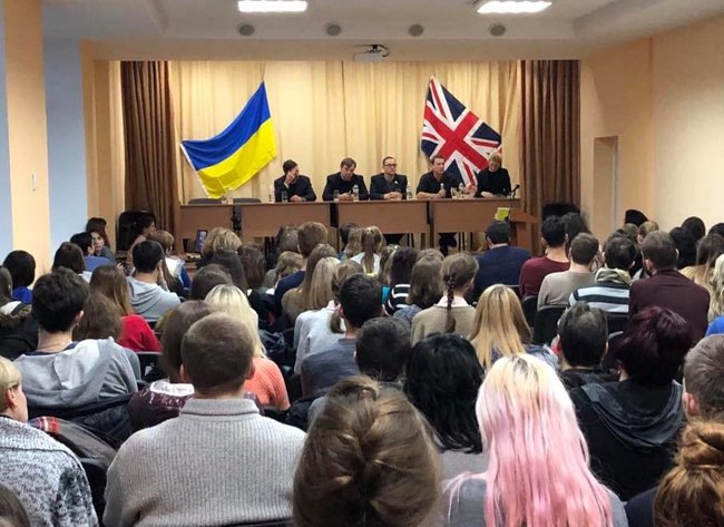 Британские парламентарии посетили прифронтовую Авдеевку 04