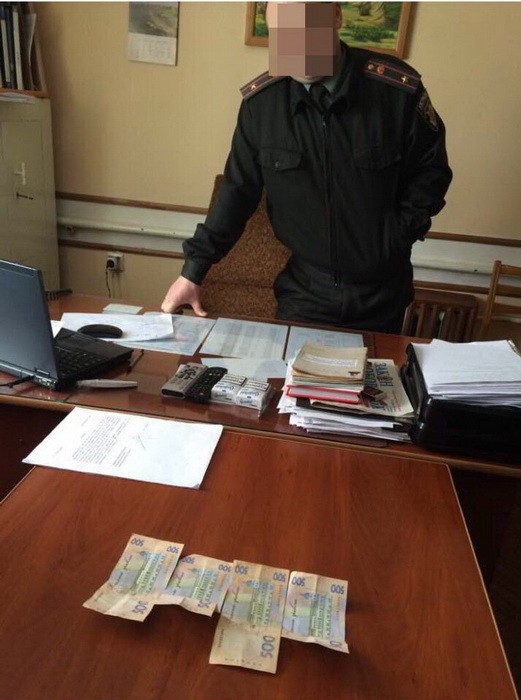 Чиновник волинської колонії вимагав у засудженого 4 тис. грн, - СБУ 01 Чиновник волинської колонії вимагав у засудженого 4 тис. грн, - СБУ 01