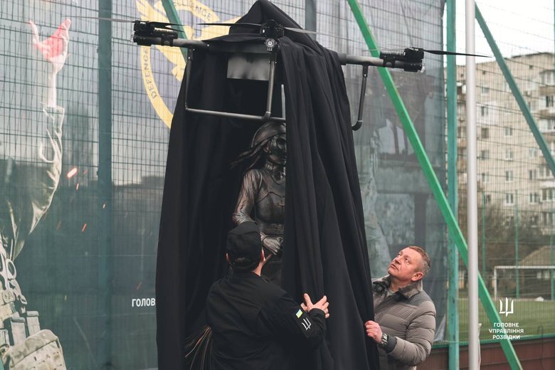 Символ страху для окупантів: на Київщині з’явився пам’ятник дрону 