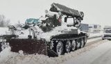 На трассе Киев-Одесса из-за снегопада образовалась пробка на 30 км: для расчистки применяли инженерный танк. ВИДЕО