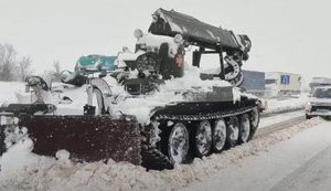 На трассе Киев-Одесса из-за снегопада образовалась пробка на 30 км: для расчистки применяли инженерный танк. ВИДЕО