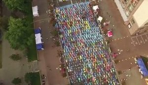 1517 любителів йоги встановили рекорд України в центрі столиці. ВІДЕО
