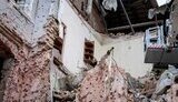 Прапор України на руїнах у Сумах