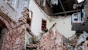 Прапор України на руїнах у Сумах