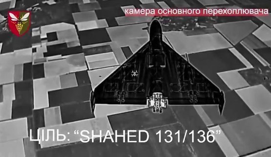 дрон-перехоплювач атакує ворожий шахед