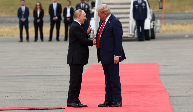 Трамп зустрів Путіна по прибуттю на Аляску. ВІДЕО+ФОТОрепортаж