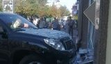 Девушка на джипе протаранила офис информагентства в центре Киева. ФОТО + ВИДЕО