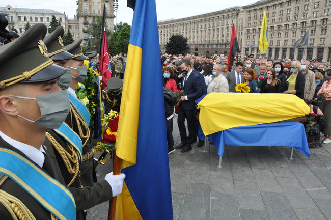 С погибшим Героем Украины Тарасом Матвиивым простились на Майдане Незалежности в Киеве 87