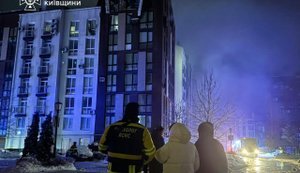 Наслідки атаки РФ на Київщину: двоє загиблих, серед постраждалих діти. Горіла квартира в багатоповерхівці. ФОТОрепортаж
