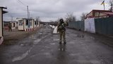 Прикордонники пропустили 142 людини і 56 транспортних засобів у перший день роботи КПВВ "Золоте"