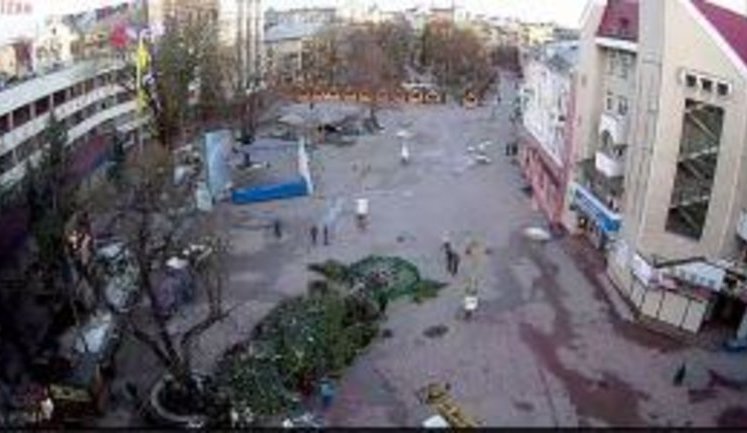 В Ивано-Франковске упала главная елка города. ФОТО